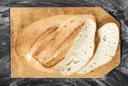 白色的长面包切成薄片
