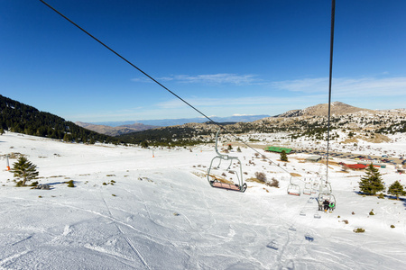 在滑雪场的滑雪缆车