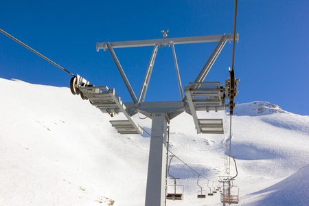 在滑雪场的滑雪缆车