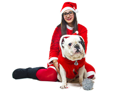 女人和狗穿着圣诞老人