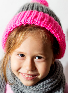 小女孩在冬天帽子手套和围巾图片