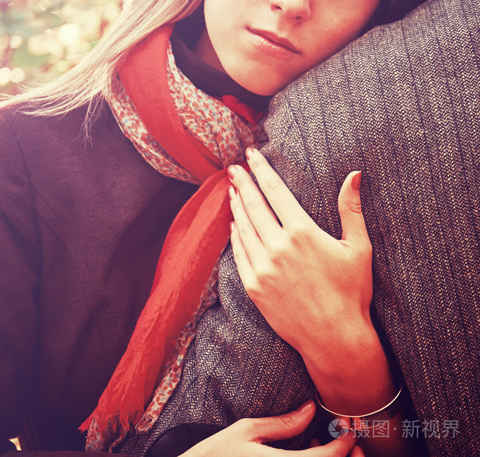 女人拥抱的人