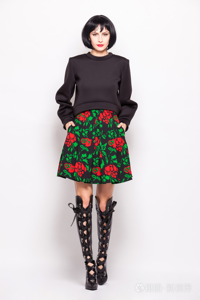 年轻的黑发女人,构成时尚与现代的衣服