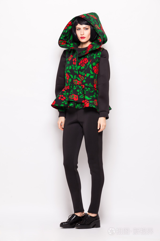 年轻的黑发女人,构成时尚与现代的衣服