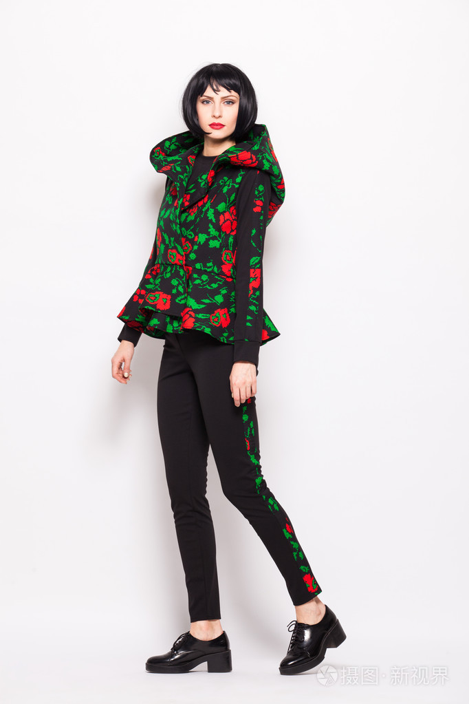 年轻的黑发女人,构成时尚与现代的衣服