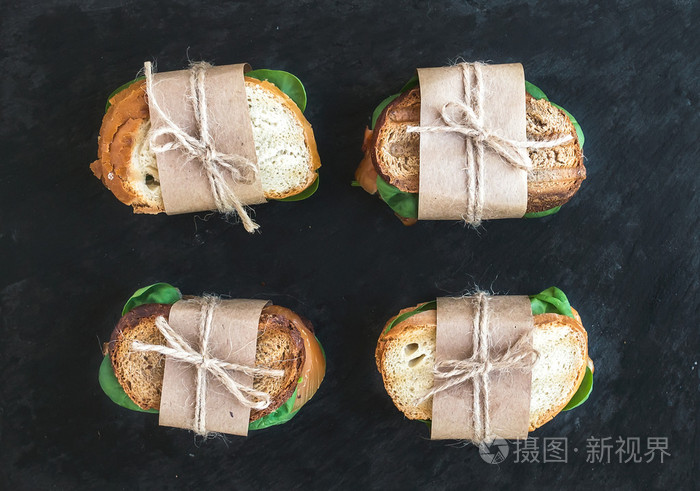 鸡和菠菜的三明治在达累斯萨拉姆包裹在工艺文件