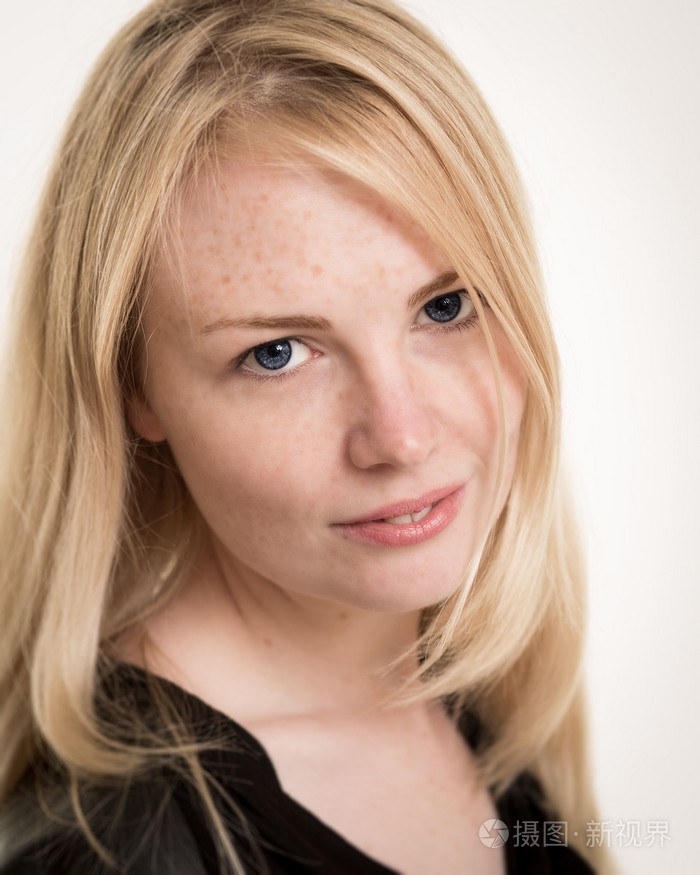 华丽的金发美女,白色背景的雀斑