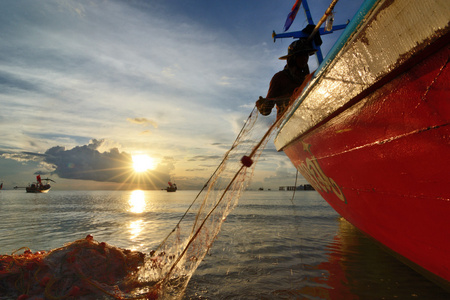 渔民的船停泊在日落