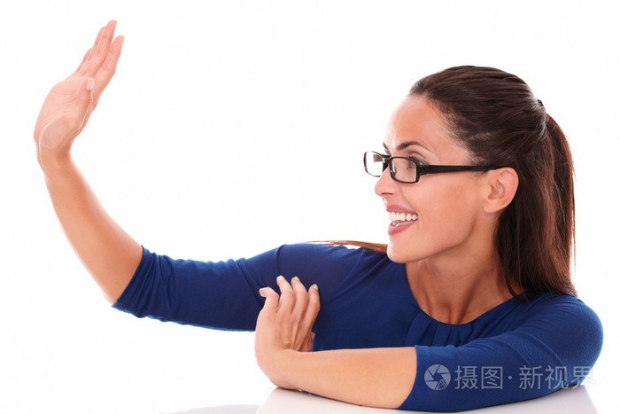 戴着眼镜打手势问候友好女士