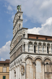 圣米歇尔广场中世纪教堂的正面。意大利卢卡