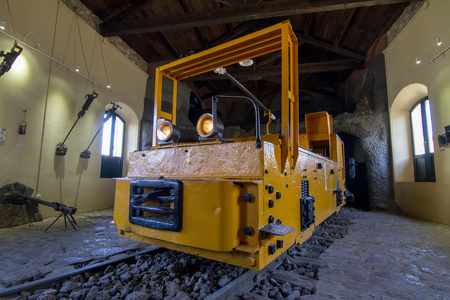 老运输采矿车历史性的蒸汽引擎前面是老式黑色苏联蒸汽机车,前面是