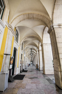 拱廊的商业广场图片