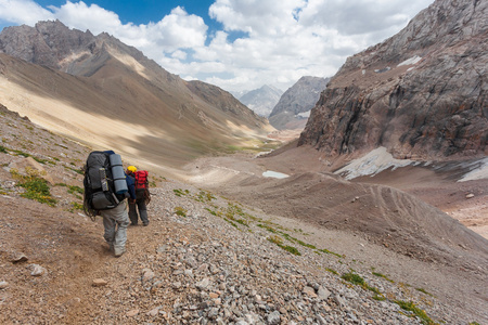 徒步旅行者在高山