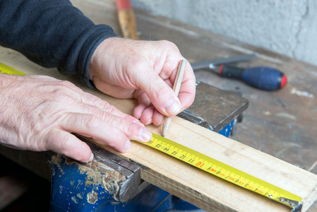 木匠测量一块木板