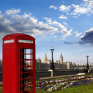英语的红色电话亭，与英国伦敦大笨钟