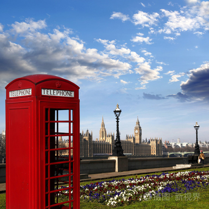 英语的红色电话亭，与英国伦敦大笨钟