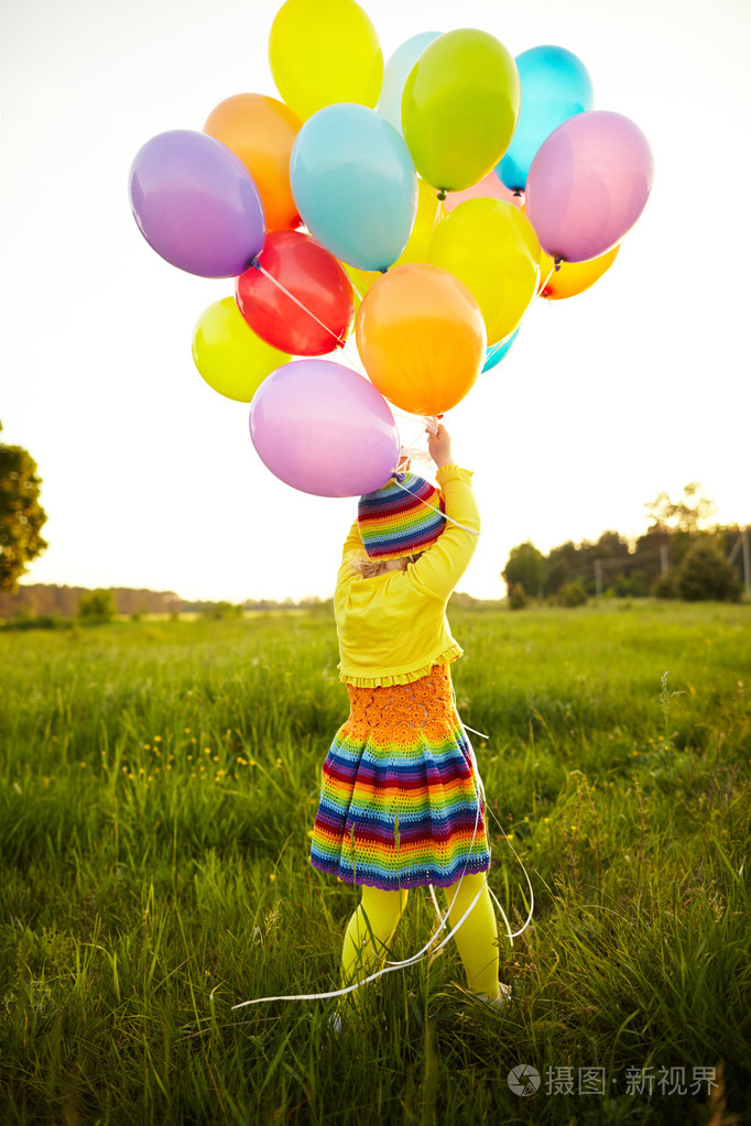 彩色气球的小女孩