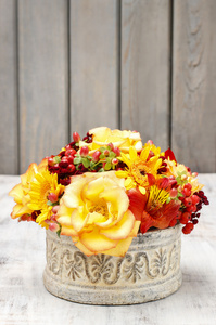 橙色玫瑰和古董陶瓷 vas 秋天植物的香味