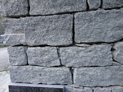 花岗岩粗糙石墙的施工