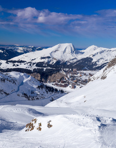 滑雪场 山脉和阿沃里阿兹