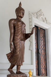 行走的佛祖雕像，传授无畏姿态临屋区