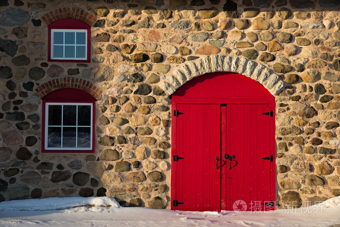老石谷仓与明亮的红色大门