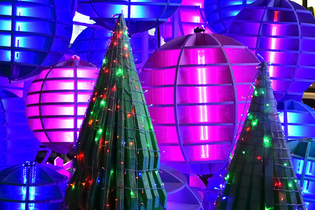 用五光十色的灯光装饰圣诞树图片