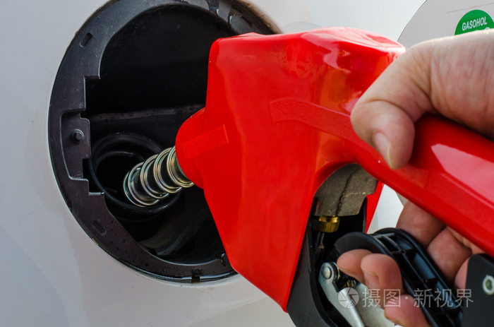 燃油喷嘴在汽车中添加燃料