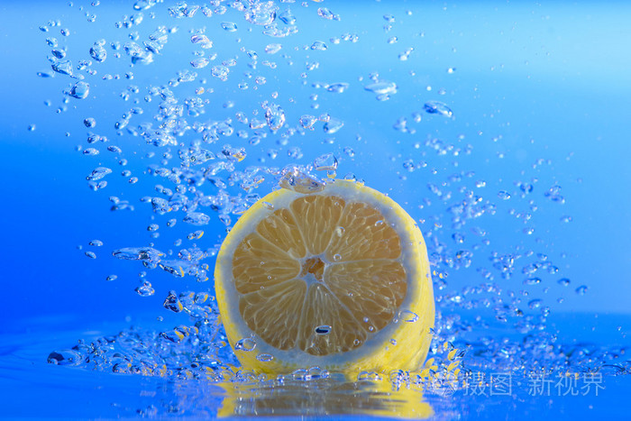 柠檬气泡水中