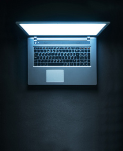 发光的笔记本电脑