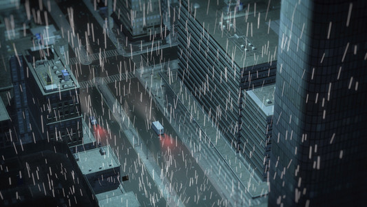 空中街与汽车在摩天大楼的城市，在下雨的夜晚