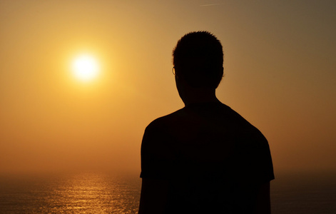 哈里什阿尔加维日落看一个人的轮廓照片