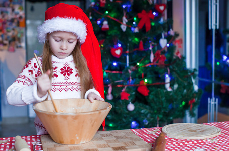 在厨房里烤圣诞姜饼的可爱小女孩