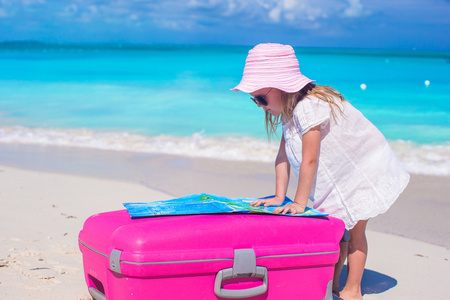 大皮箱热带海滩上的小可爱女孩图片