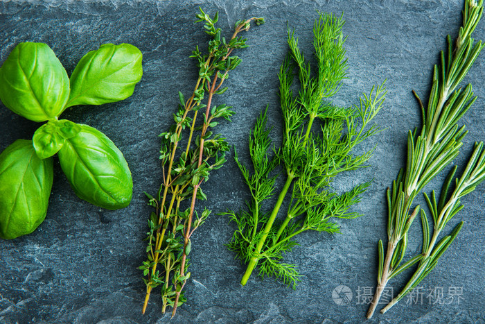 特写镜头上新鲜香料香草石衬底上