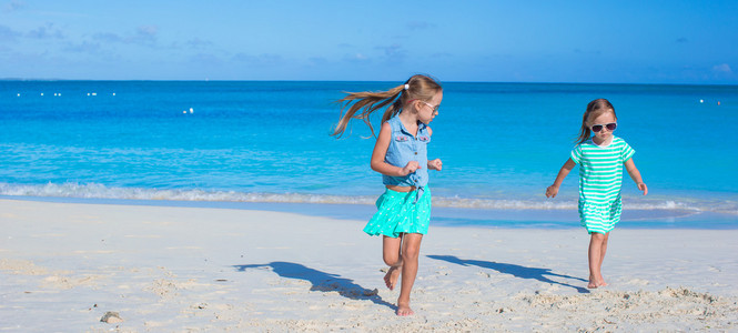 可爱的小女孩享受夏日海滩度假