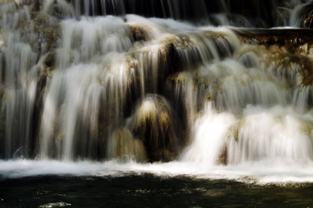 风景秀丽的瀑布与白色水把岩石的级联