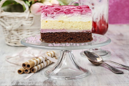 与玻璃蛋糕架上的粉红色糖衣层蛋糕