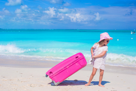 大皮箱热带海滩上的小可爱女孩