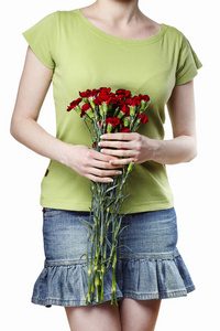 女人抱着红色的康乃馨花束