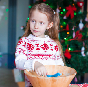 圣诞节在厨房烤姜饼饼干的小女孩