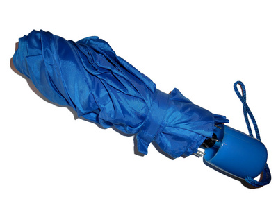 折叠的蓝色伞上白色, 孤立