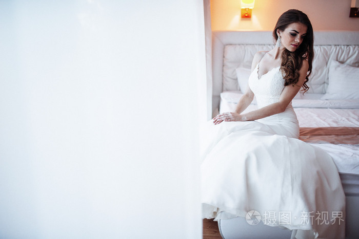 新娘坐在床上
