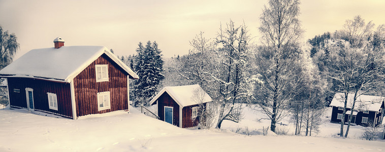 在一个下雪的冬天风景披上的旧农村别墅