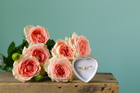 用钻石和花束粉红玫瑰金戒指图片