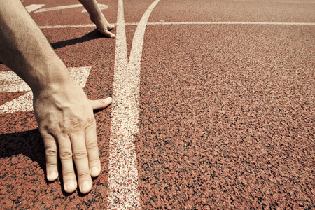 白色的起跑线图片