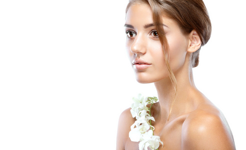 清晰的脸自然的年轻女子弥补了她的头发在明亮的背景上的白花
