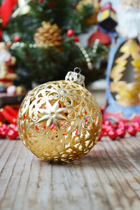 金色的球，与其他圣诞装饰品