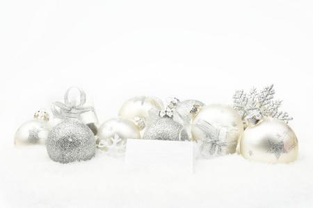 银色圣诞装饰上雪与祝福卡