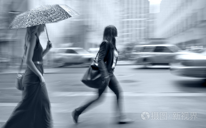 在对运动模糊市下雨天